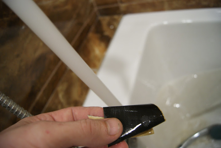 Операция зачистка: как удалить старый герметик в ванной?