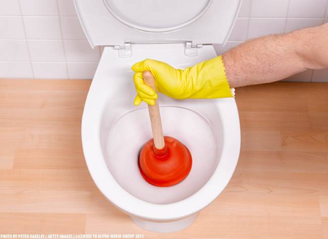 Забился унитаз: как прочистить самостоятельно, как устранить засор, что делать в домашних условиях