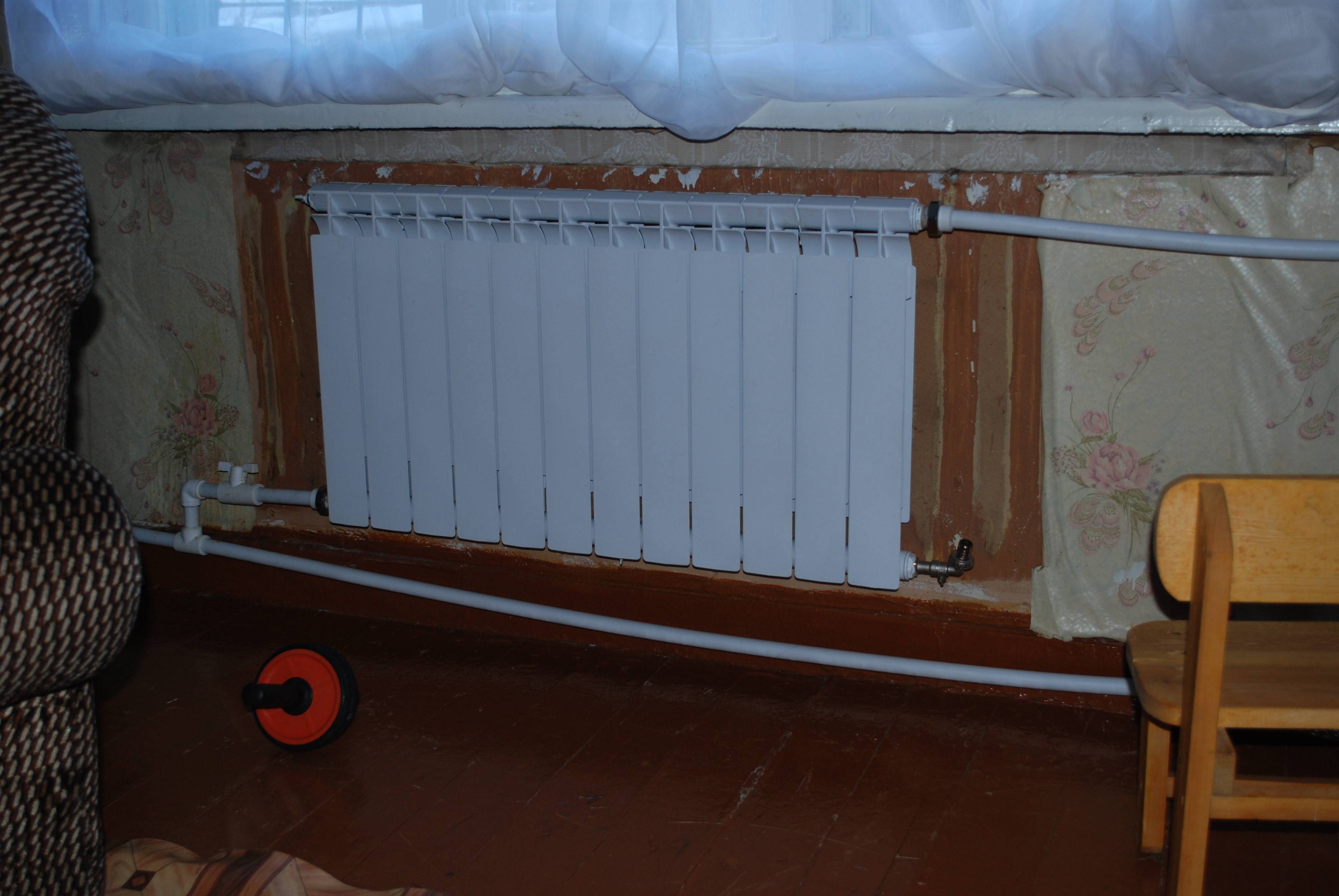 Почему радиаторы горячие, а дома холодно: как сохранить тепло | stroimass.com