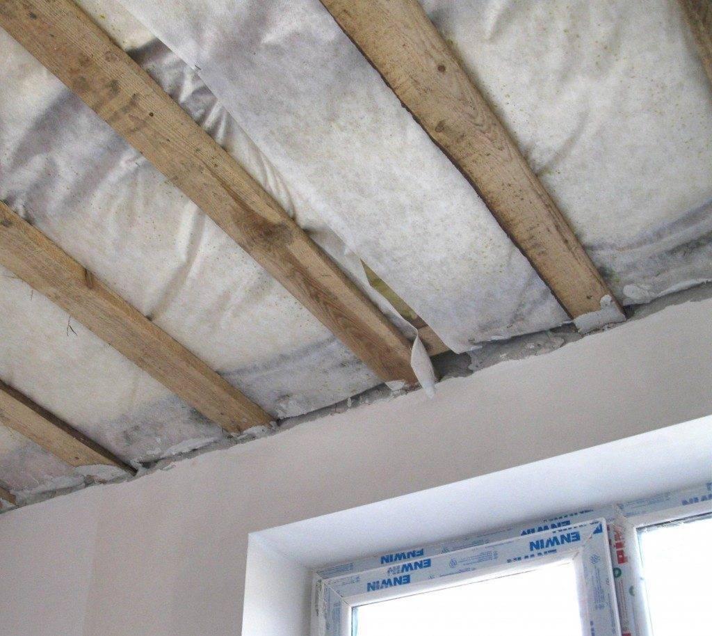 Пароизоляция для потолка в деревянном перекрытии: критерии выбора