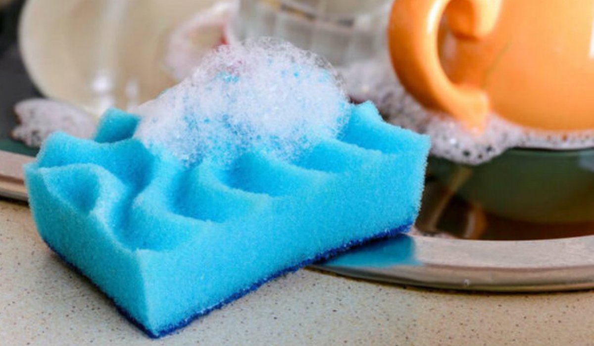 Почему нельзя мыть посуду губками: вред, чем можно заменить