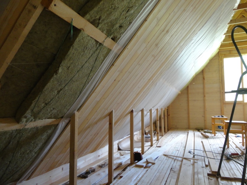 Как правильно утеплить крышу деревянного дома: советы по выбору материалов