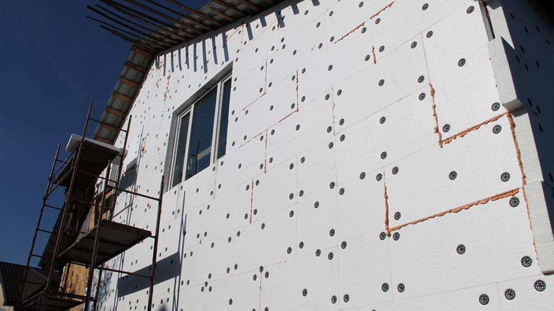 Утепление каркасного дома пенопластом: технология монтажа изнутри своими руками, как отделать стены снаружи, отзывы