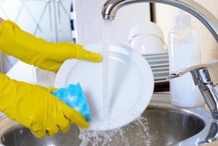 Как быстро помыть посуду руками без бытовой химии