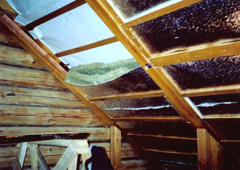 Утепление потолка опилками — самый доступный способ теплоизоляции