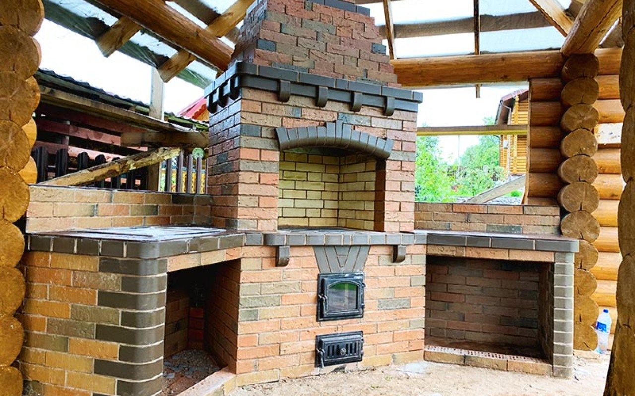 Летняя кухня на даче с барбекю и мангалом: проекты, фото с печью и казаном