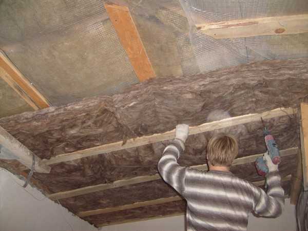 Чем лучше утеплить потолок изнутри в частном доме: выбор материала и последовательность работ