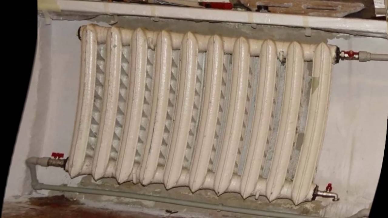Радиатор отопления внутри. Старые радиаторы отопления. Промывка батарей отопления. Чистка радиаторов отопления. Чугунный радиатор в квартире.