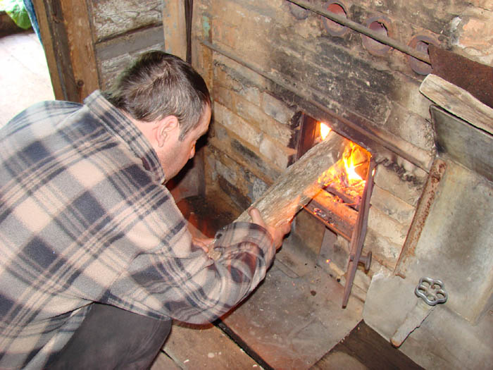 Как топить топливными брикетами печь, как их разжигать