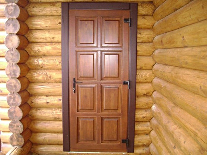 Входная металлическая дверь в деревянный дом: выбор и установка