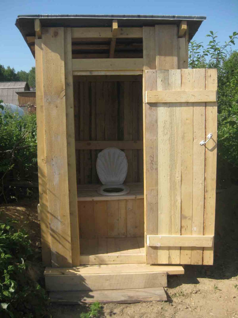 Туалет на даче своими руками: компоновка и стиль, чертежи, постройка