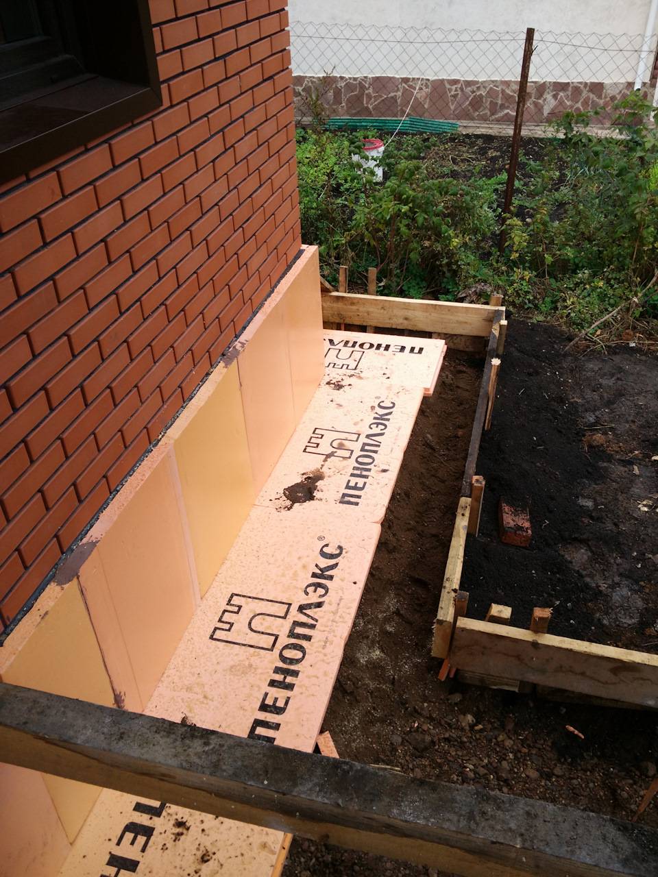 Утепление фундамента дома снаружи «Пеноплэксом» — пошаговая инструкция