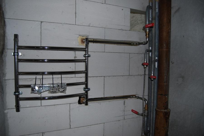 Перенос полотенцесушителя на другую стену: электрического, водяного, общие рекомендации.