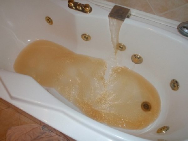 Как очистить ванну от желтизны и известкового налёта