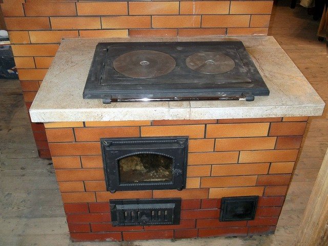 Чугунная печь для дома на дровах для отопления, основание под дровяную печку камин из чугуна в деревянной постройке, её установка