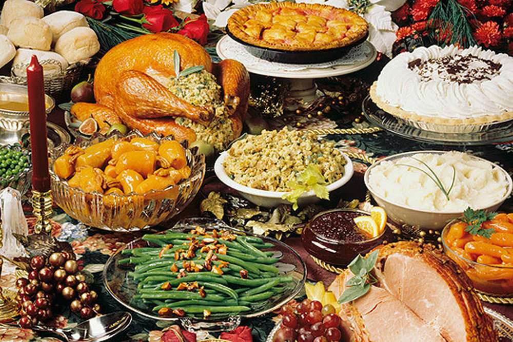 Какие блюда едят в пост. Накрытый стол с едой. Рождественский стол в России. Богатый праздничный стол. Новогодний стол блюда.