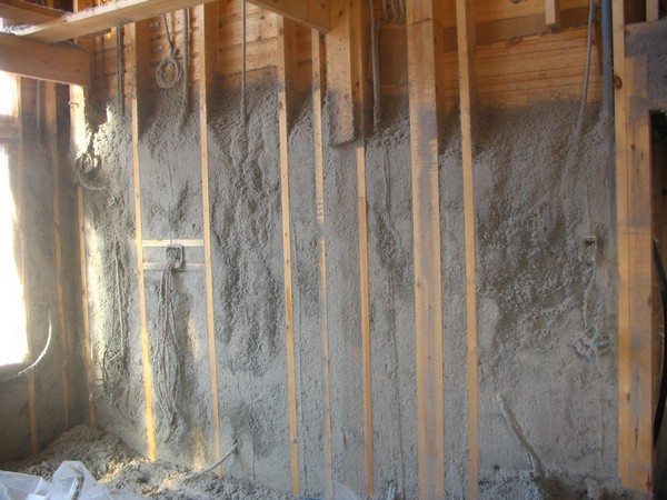 Как провести утепление стен в деревянном доме изнутри?