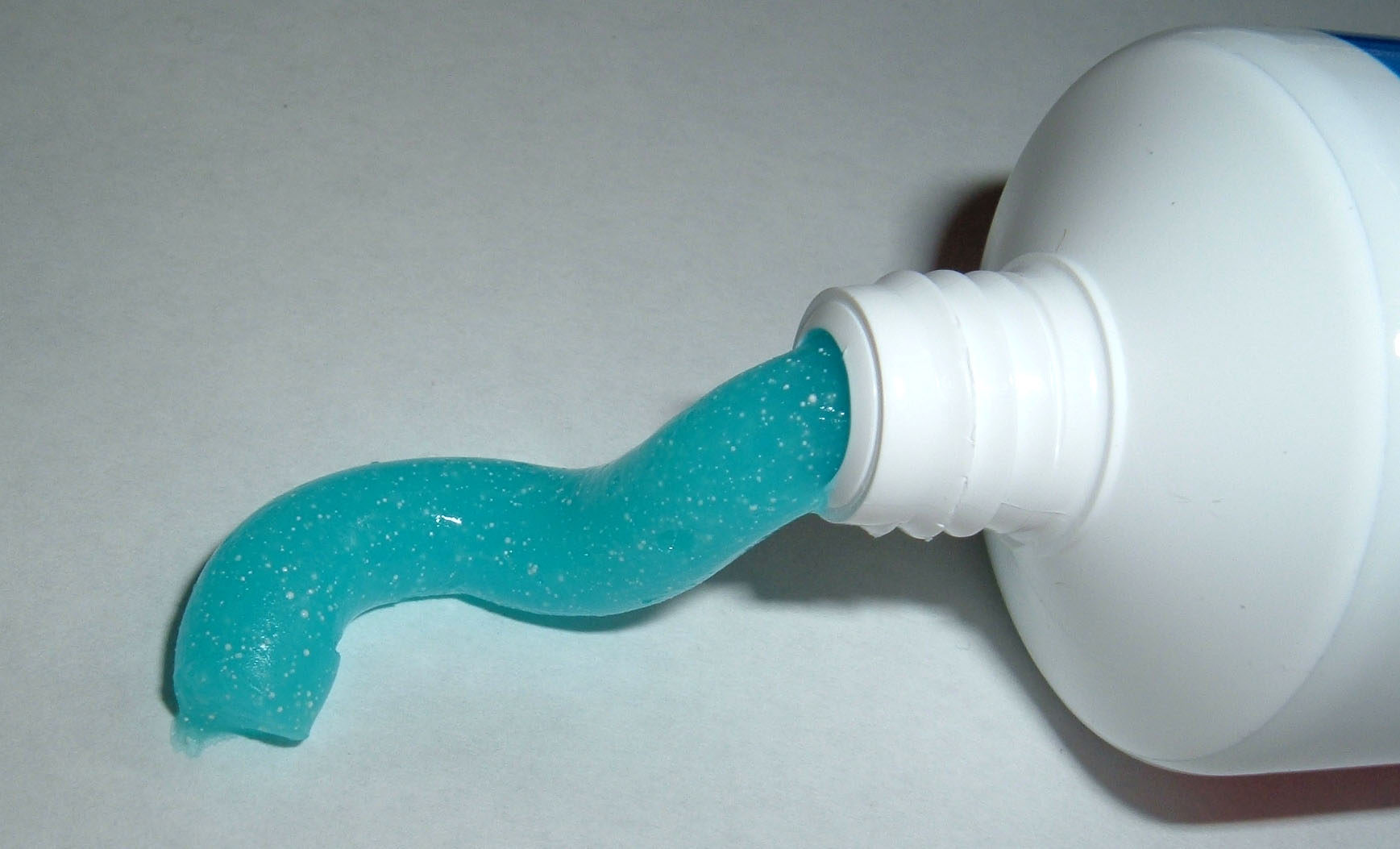 Необычный лайфхак: зачем кладут зубную пасту в бачок унитаза